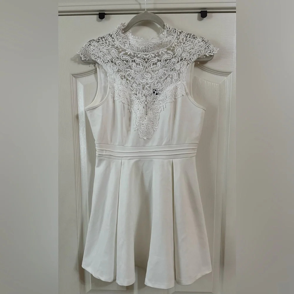 NWT WINDSOR Lovely In Lace Scuba Skater Dress Ivory. Size‎ Large.
